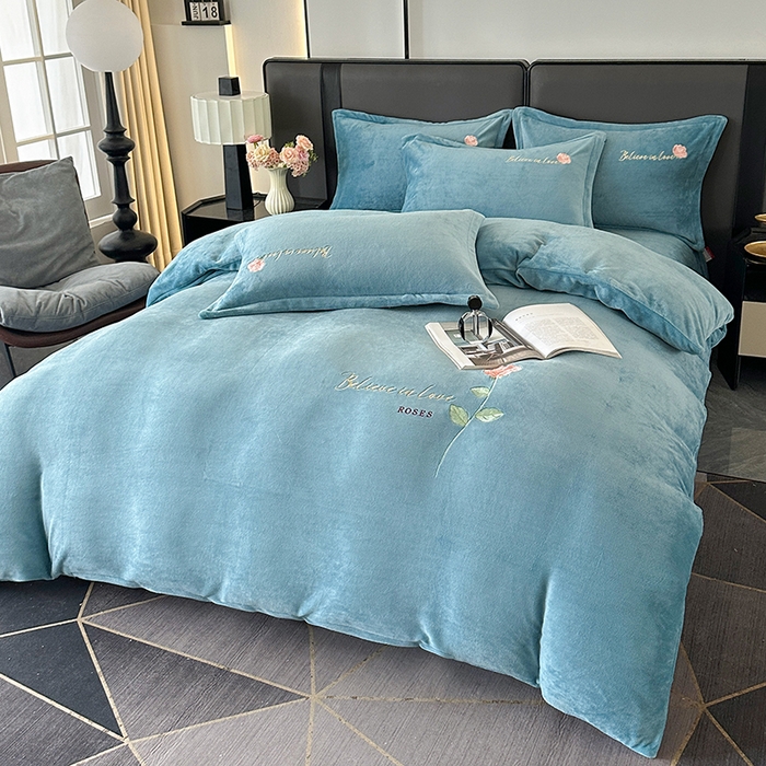 91家纺网 家纺一手货源 找家纺 富缦庭 2025新款牛奶绒绣花四件套 红粉佳人-深蓝色