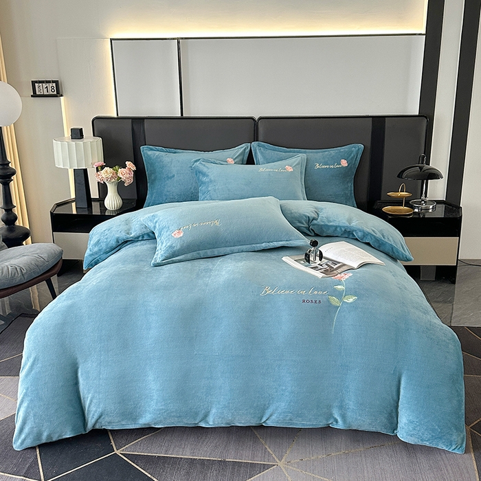 91家纺网 家纺一手货源 找家纺 富缦庭 2025新款牛奶绒绣花四件套 红粉佳人-深蓝色