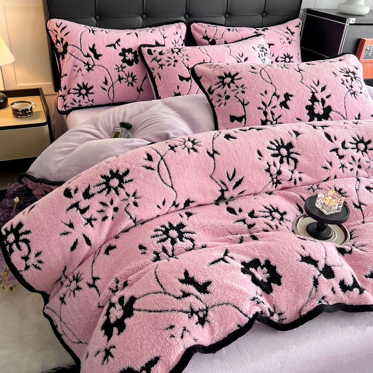 91家纺网 家纺一手货源 找家纺 安哆啦家纺 2025新款舒棉绒阳离子提花牛奶绒四件套 提花-生如夏花粉