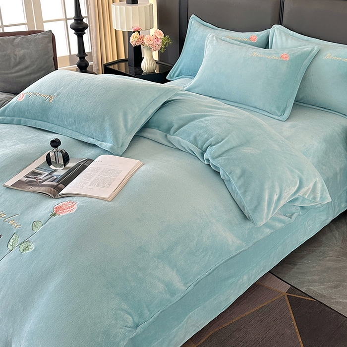 91家纺网 家纺一手货源 找家纺 富缦庭 2025新款牛奶绒绣花四件套 红粉佳人-天蓝色