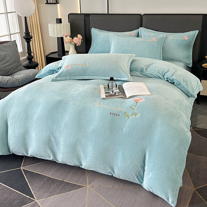 91家纺网 家纺一手货源 找家纺 富缦庭 2025新款牛奶绒绣花四件套 红粉佳人-天蓝色