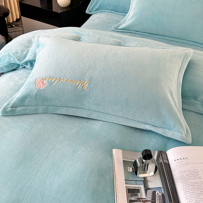 91家纺网 家纺一手货源 找家纺 富缦庭 2025新款牛奶绒绣花四件套 红粉佳人-天蓝色