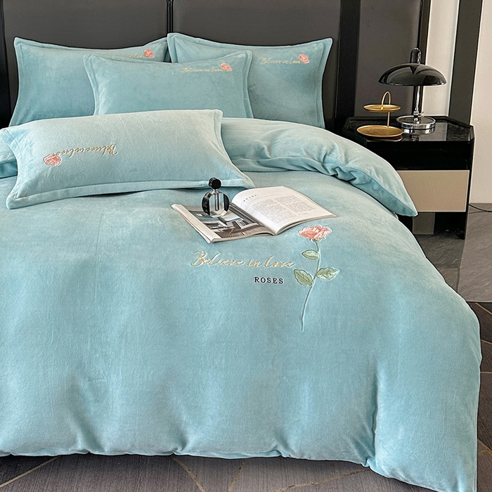 91家纺网 家纺一手货源 找家纺 富缦庭 2025新款牛奶绒绣花四件套 红粉佳人-天蓝色