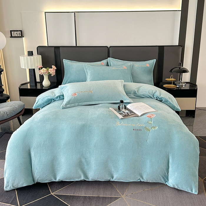 91家纺网 家纺一手货源 找家纺 富缦庭 2025新款牛奶绒绣花四件套 红粉佳人-天蓝色