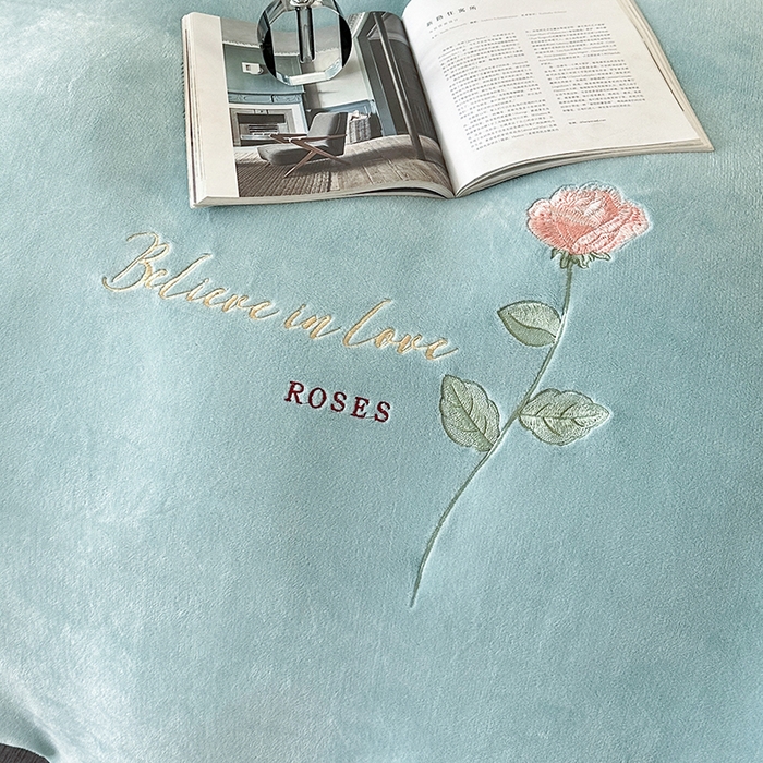 91家纺网 家纺一手货源 找家纺 富缦庭 2025新款牛奶绒绣花四件套 红粉佳人-天蓝色