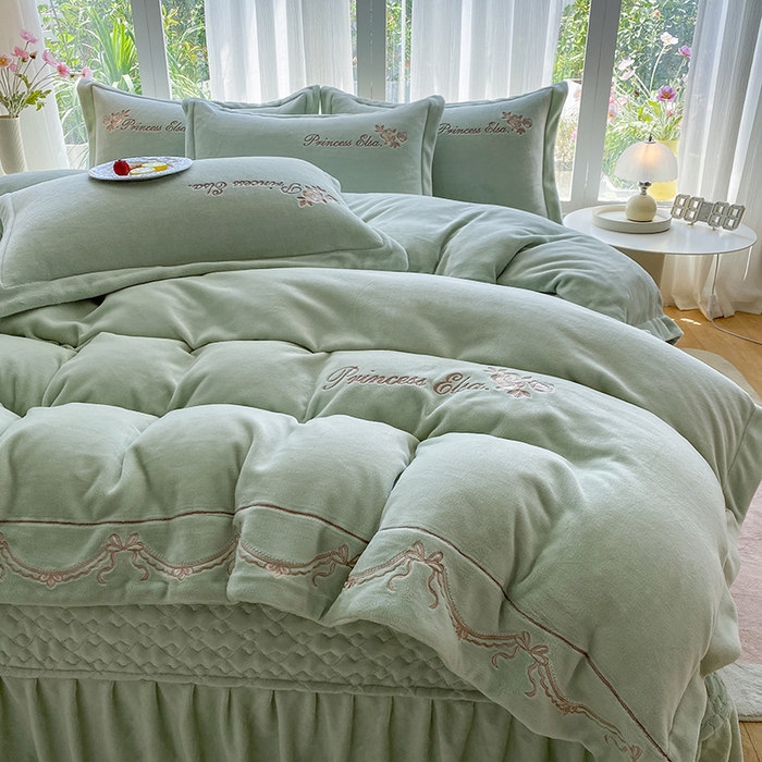 91家纺网 家纺一手货源 找家纺 乐嘉盈 2025年新款纯色刺绣牛奶绒四件套-玫瑰缘 玫瑰缘-绿