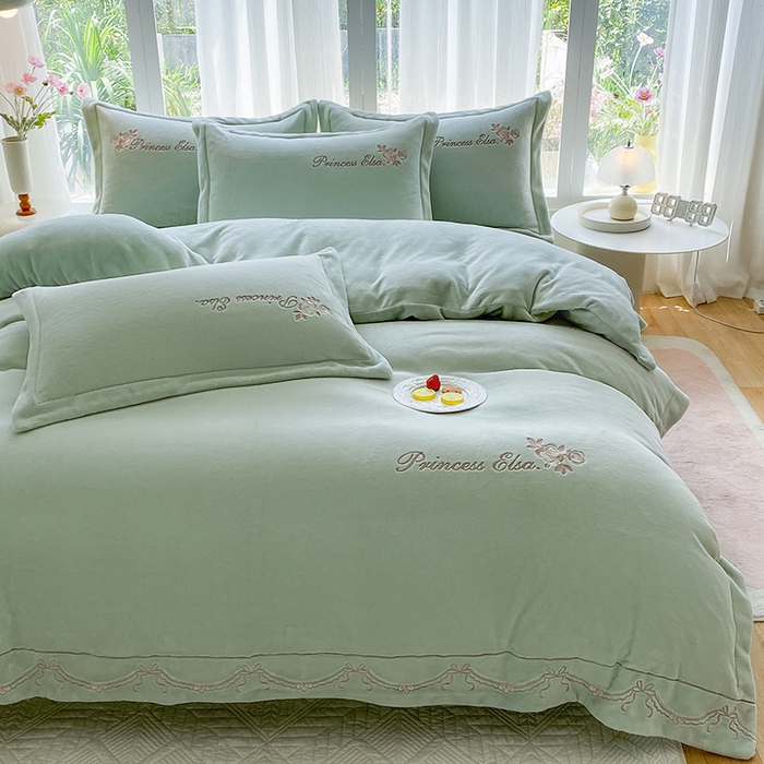 91家纺网 家纺一手货源 找家纺 乐嘉盈 2025年新款纯色刺绣牛奶绒四件套-玫瑰缘 玫瑰缘-绿