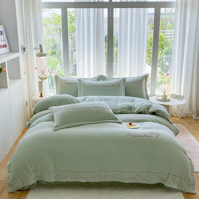 91家纺网 家纺一手货源 找家纺 乐嘉盈 2025年新款纯色刺绣牛奶绒四件套-玫瑰缘 玫瑰缘-绿