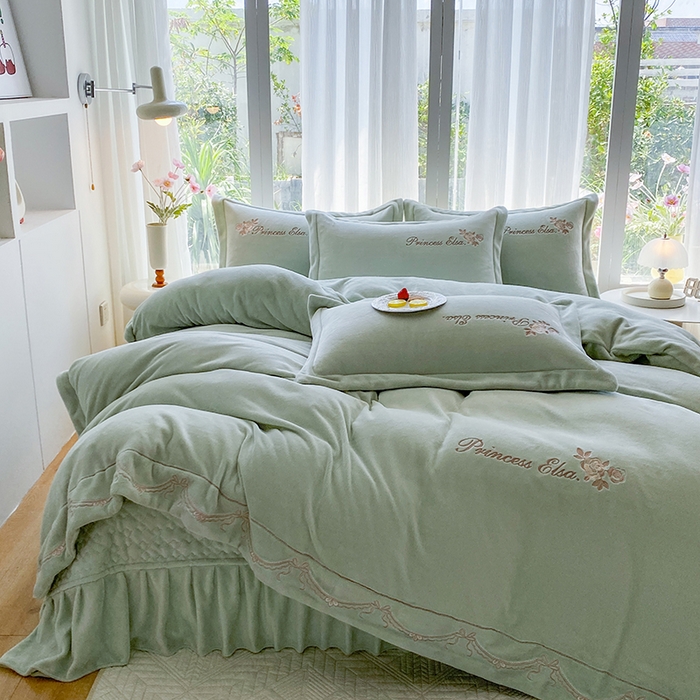 91家纺网 家纺一手货源 找家纺 乐嘉盈 2025年新款纯色刺绣牛奶绒四件套-玫瑰缘 玫瑰缘-绿