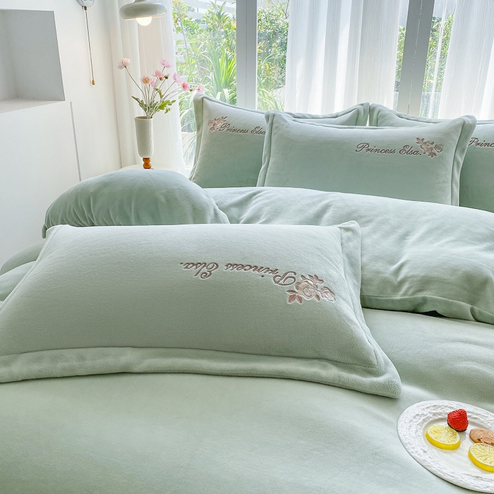 91家纺网 家纺一手货源 找家纺 乐嘉盈 2025年新款纯色刺绣牛奶绒四件套-玫瑰缘 玫瑰缘-绿