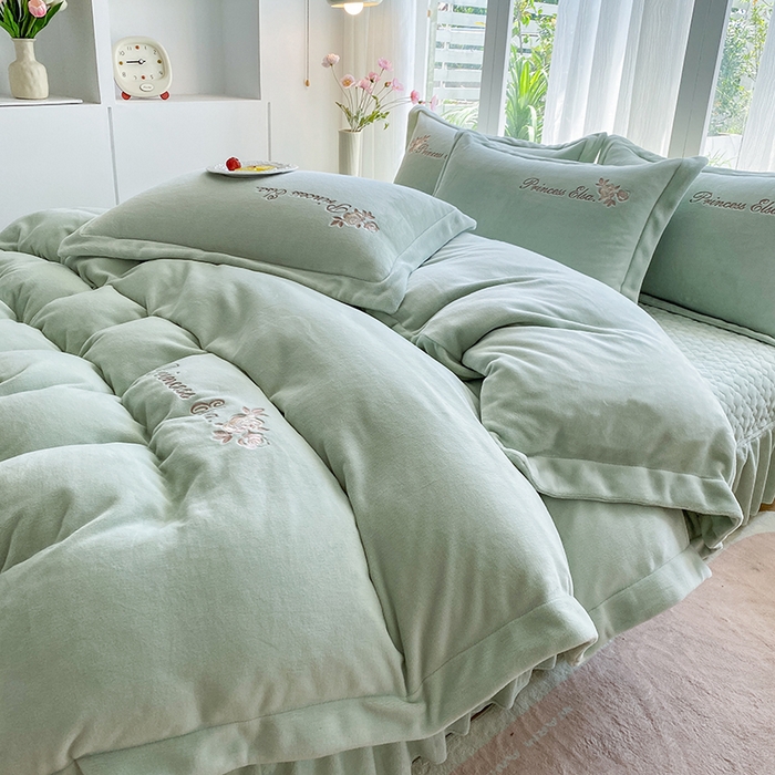 91家纺网 家纺一手货源 找家纺 乐嘉盈 2025年新款纯色刺绣牛奶绒四件套-玫瑰缘 玫瑰缘-绿