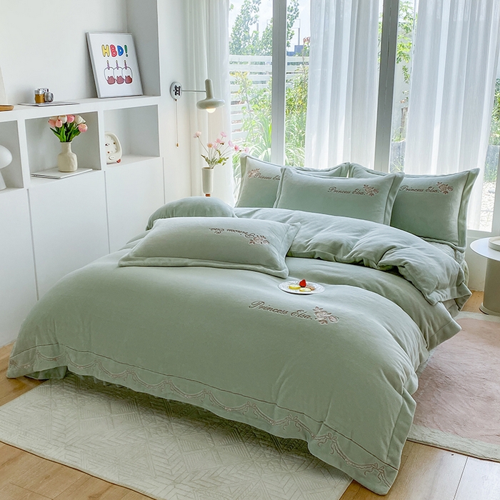 91家纺网 家纺一手货源 找家纺 乐嘉盈 2025年新款纯色刺绣牛奶绒四件套-玫瑰缘 玫瑰缘-绿