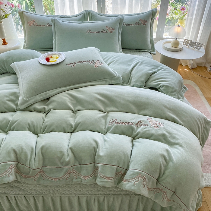 91家纺网 家纺一手货源 找家纺 乐嘉盈 2025年新款纯色刺绣牛奶绒四件套-玫瑰缘 玫瑰缘-绿