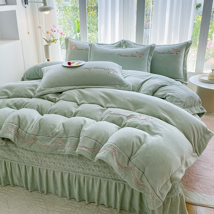 91家纺网 家纺一手货源 找家纺 乐嘉盈 2025年新款纯色刺绣牛奶绒四件套-玫瑰缘 玫瑰缘-绿