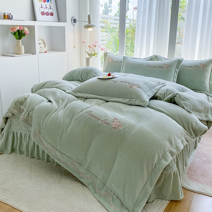 91家纺网 家纺一手货源 找家纺 乐嘉盈 2025年新款纯色刺绣牛奶绒四件套-玫瑰缘 玫瑰缘-绿