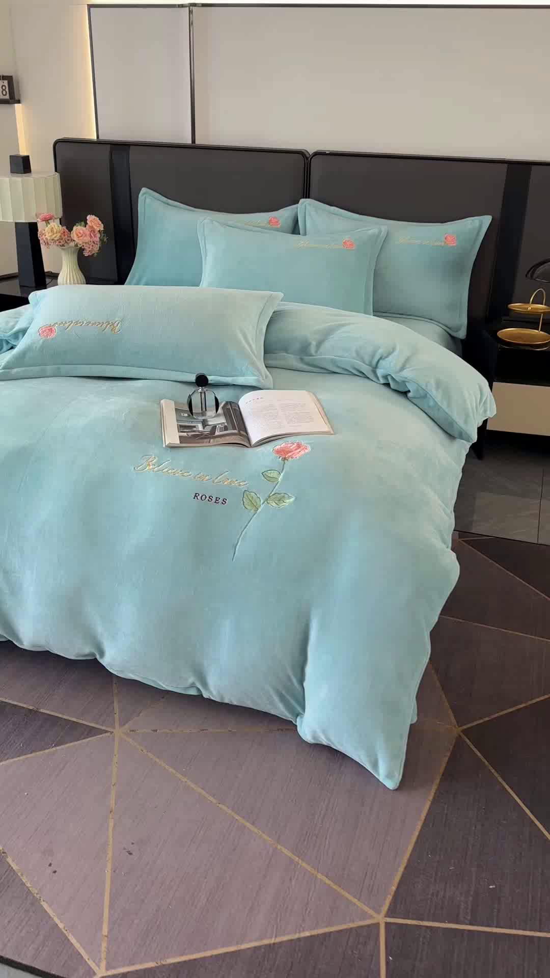 91家纺网 家纺一手货源 找家纺 富缦庭 2025新款牛奶绒绣花四件套 红粉佳人-天蓝色