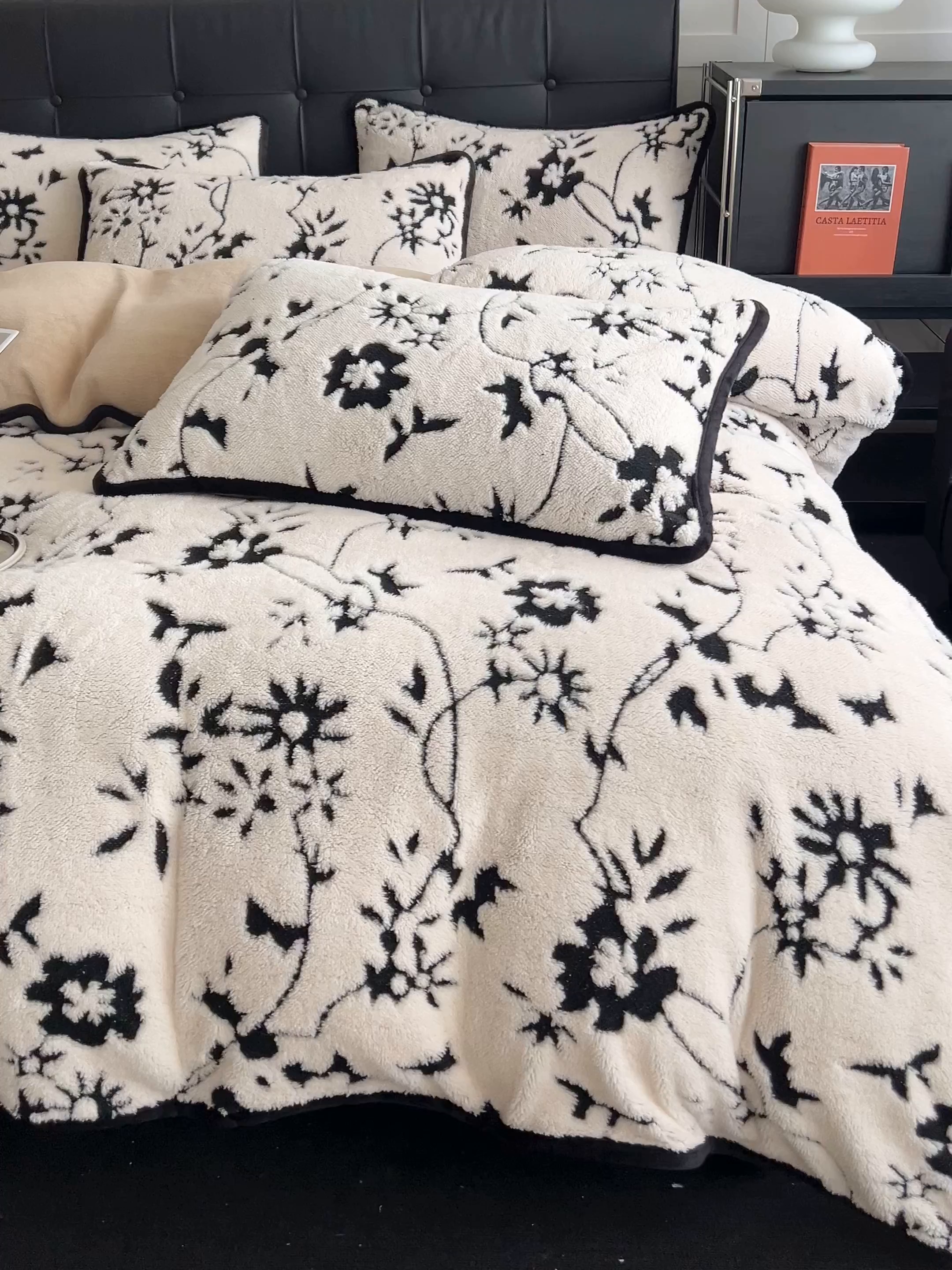 91家纺网 家纺一手货源 找家纺 安哆啦家纺 2025新款舒棉绒阳离子提花牛奶绒四件套 提花-生如夏花白