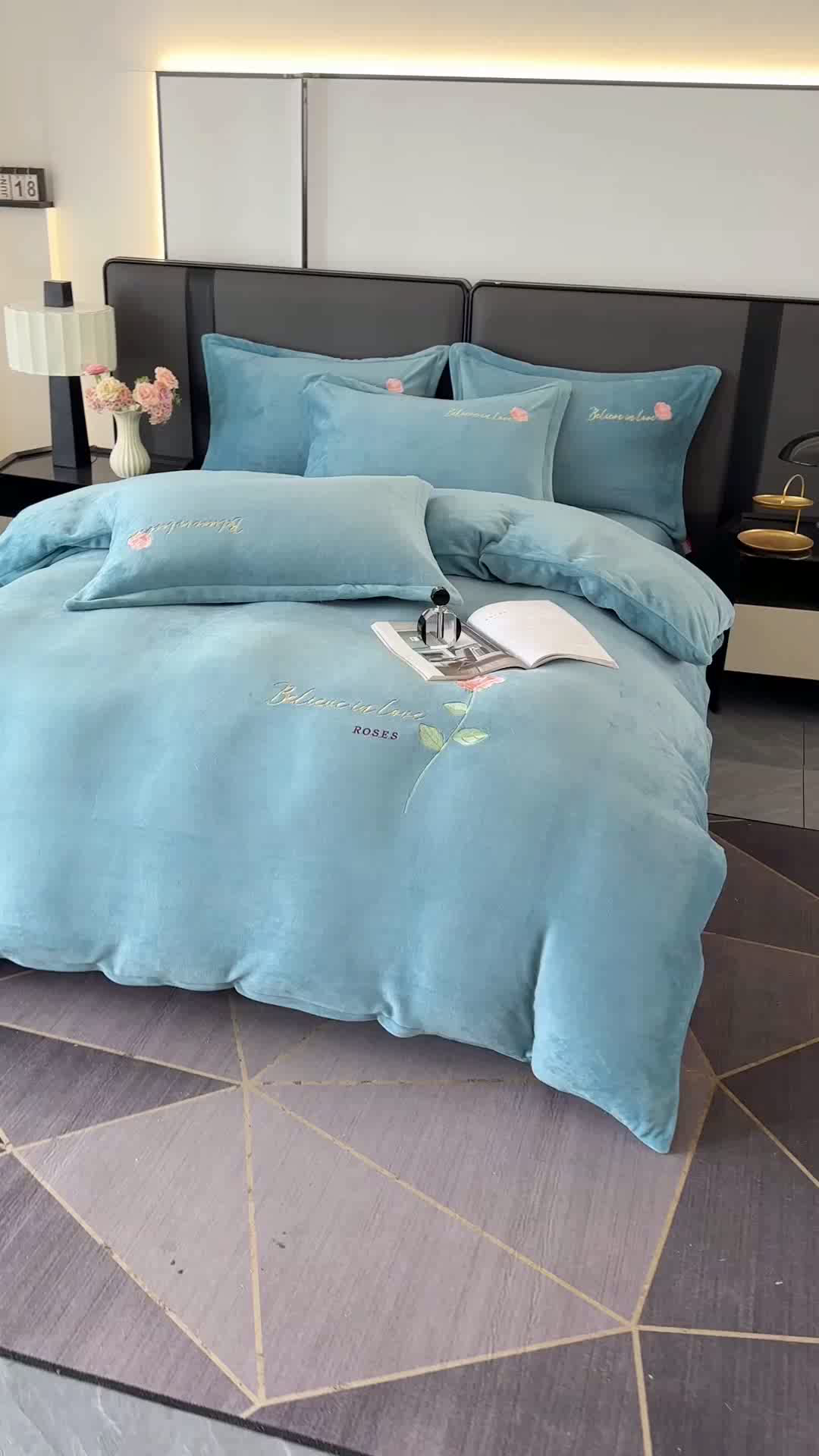 91家纺网 家纺一手货源 找家纺 富缦庭 2025新款牛奶绒绣花四件套 红粉佳人-深蓝色