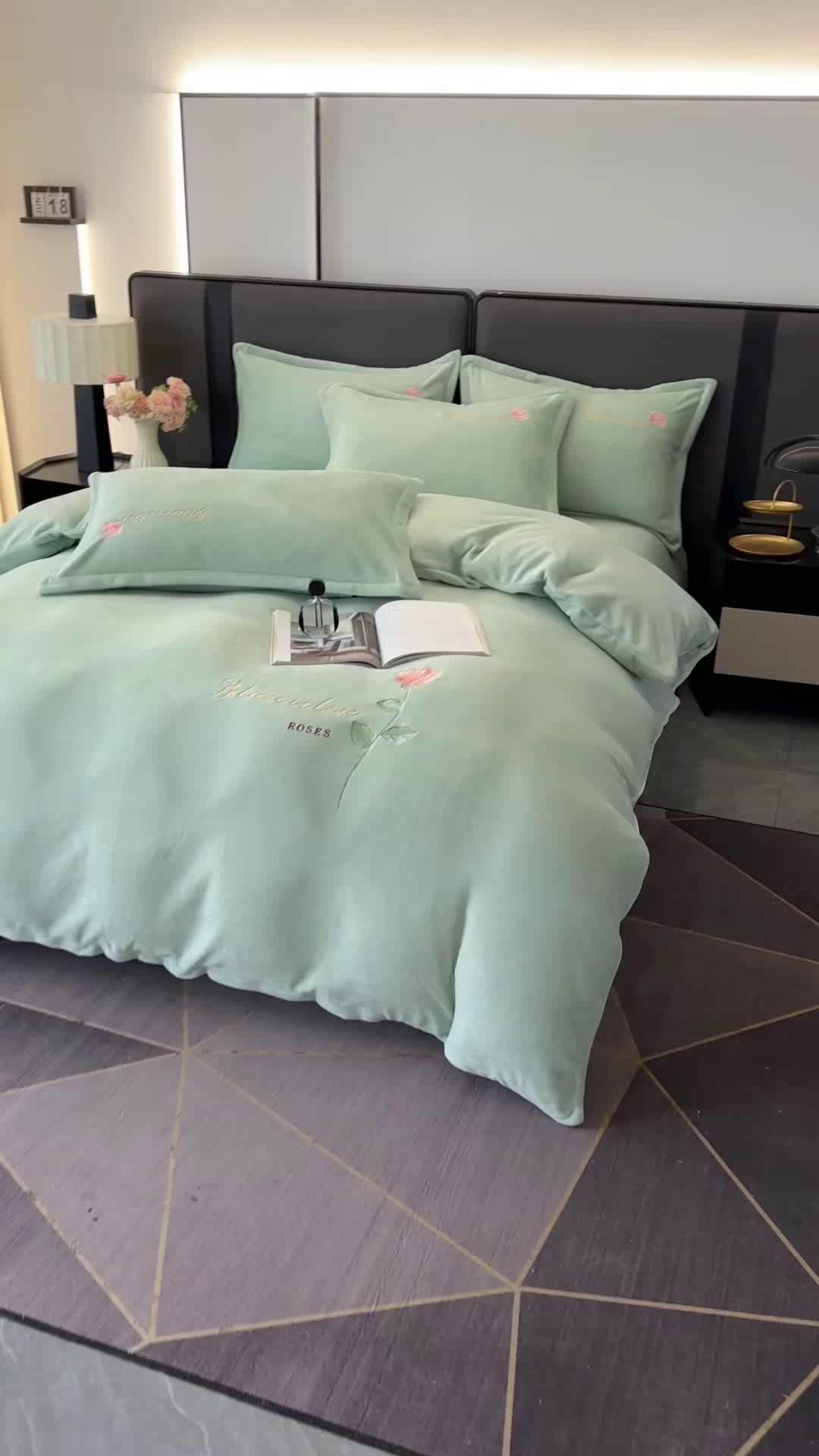 91家纺网 家纺一手货源 找家纺 富缦庭 2025新款牛奶绒绣花四件套 红粉佳人-绿色