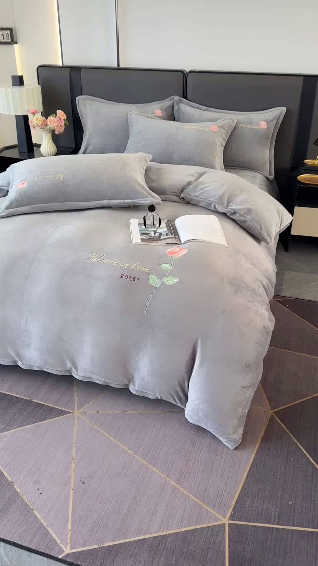 91家纺网 家纺一手货源 找家纺 富缦庭 2025新款牛奶绒绣花四件套 红粉佳人-灰色