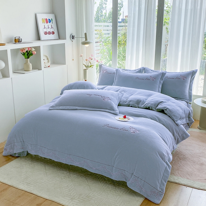 91家纺网 家纺一手货源 找家纺 乐嘉盈 2025年新款纯色刺绣牛奶绒四件套-玫瑰缘 玫瑰缘-蓝