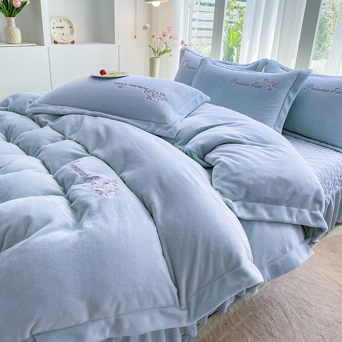 91家纺网 家纺一手货源 找家纺 乐嘉盈 2025年新款纯色刺绣牛奶绒四件套-玫瑰缘 玫瑰缘-蓝