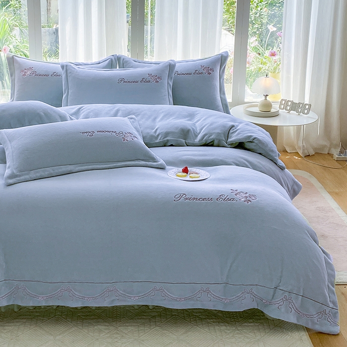 91家纺网 家纺一手货源 找家纺 乐嘉盈 2025年新款纯色刺绣牛奶绒四件套-玫瑰缘 玫瑰缘-蓝