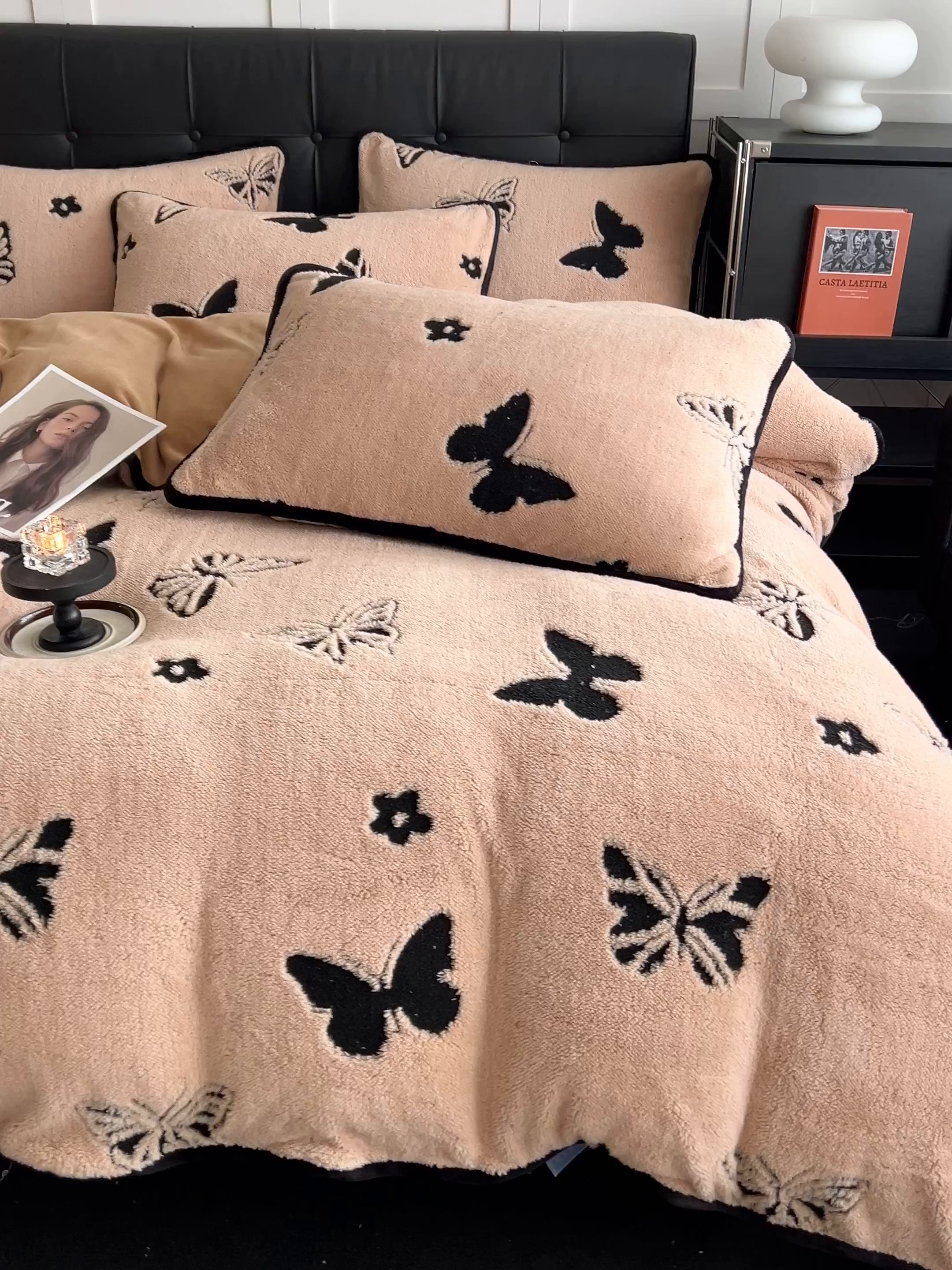 91家纺网 家纺一手货源 找家纺 安哆啦家纺 2025新款舒棉绒阳离子提花牛奶绒四件套 提花-蝴蝶咖