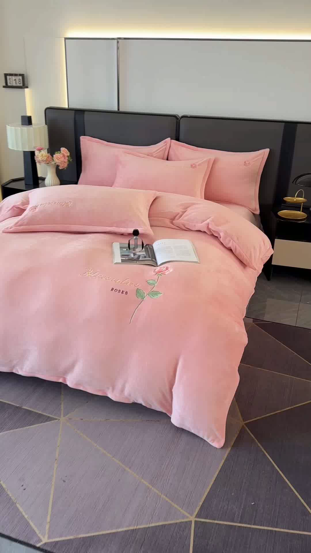 91家纺网 家纺一手货源 找家纺 富缦庭 2025新款牛奶绒绣花四件套 红粉佳人-粉色