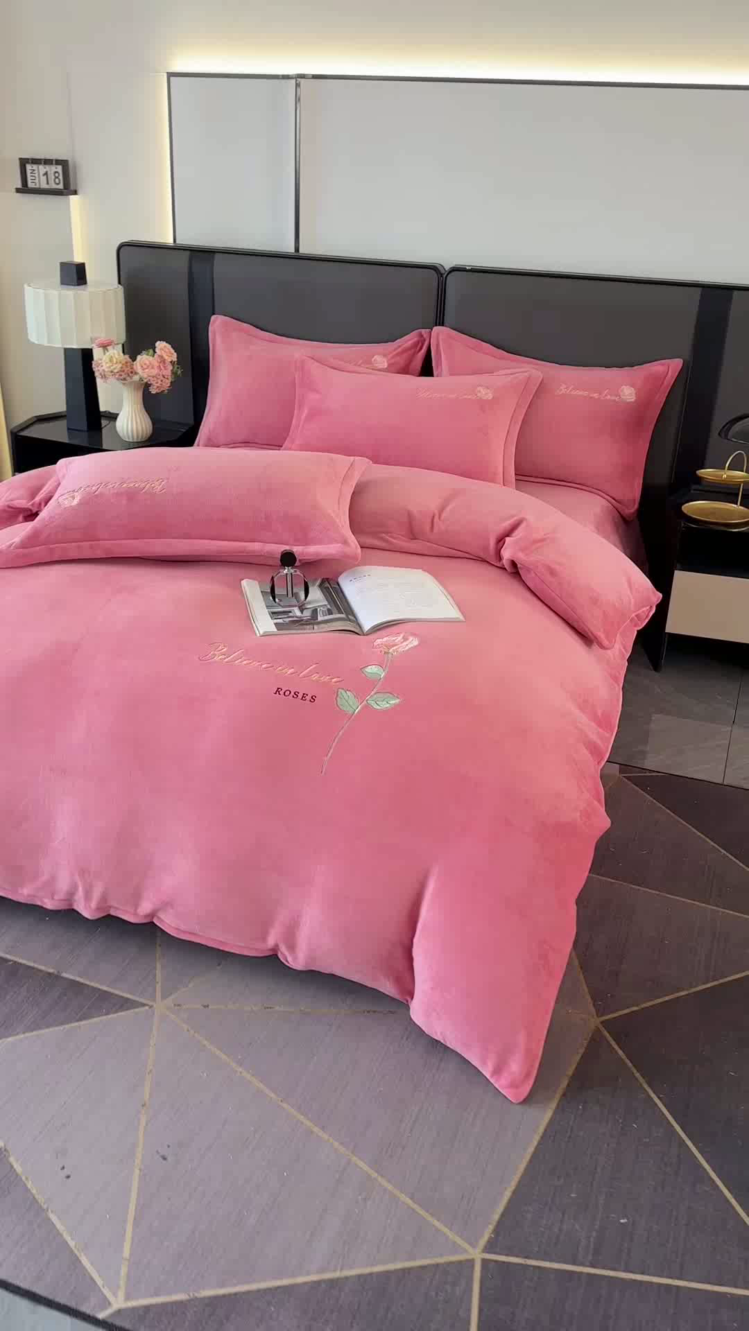 91家纺网 家纺一手货源 找家纺 富缦庭 2025新款牛奶绒绣花四件套 红粉佳人-豆沙