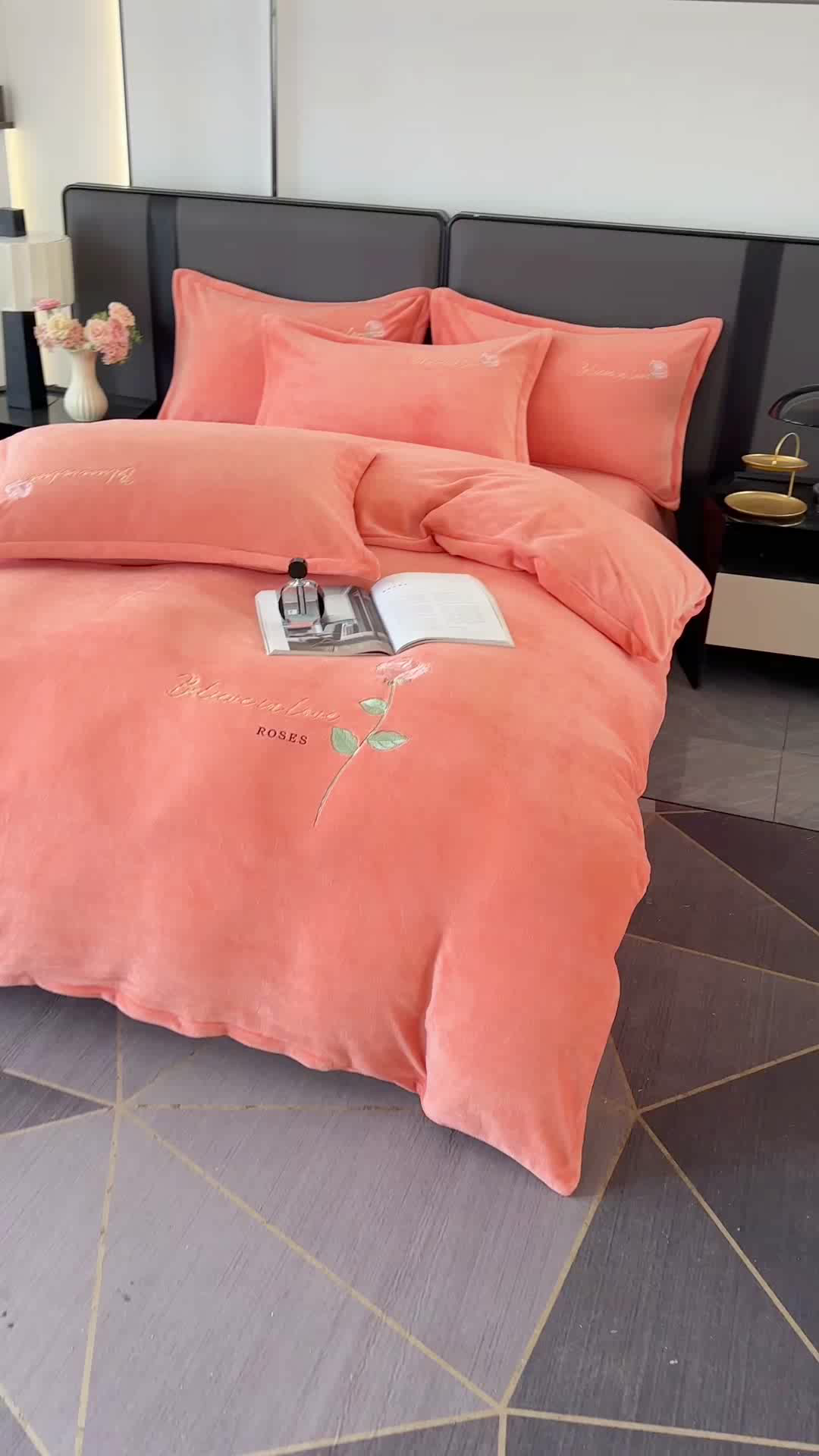 91家纺网 家纺一手货源 找家纺 富缦庭 2025新款牛奶绒绣花四件套 红粉佳人-橙色