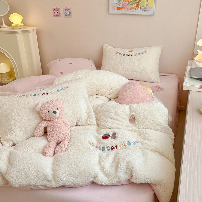 91家纺网 家纺一手货源 找家纺 （总）FORTWO家纺原创设计（FOR TWO家纺） 2025新款羊羔绒绣花四件套-草莓果果