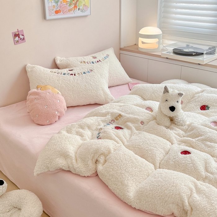 91家纺网 家纺一手货源 找家纺 （总）FORTWO家纺原创设计（FOR TWO家纺） 2025新款羊羔绒绣花四件套-草莓果果