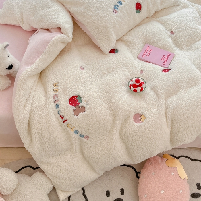 91家纺网 家纺一手货源 找家纺 （总）FORTWO家纺原创设计（FOR TWO家纺） 2025新款羊羔绒绣花四件套-草莓果果