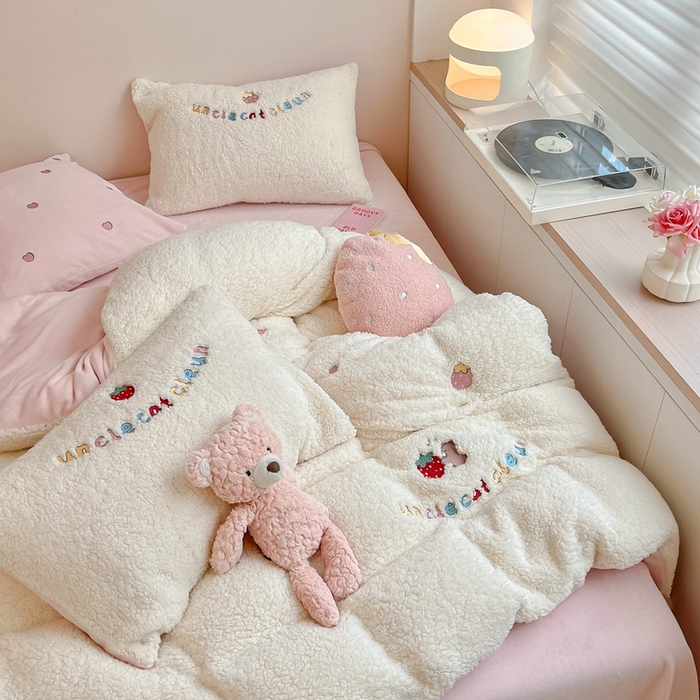 91家纺网 家纺一手货源 找家纺 （总）FORTWO家纺原创设计（FOR TWO家纺） 2025新款羊羔绒绣花四件套-草莓果果