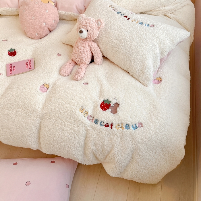 91家纺网 家纺一手货源 找家纺 （总）FORTWO家纺原创设计（FOR TWO家纺） 2025新款羊羔绒绣花四件套-草莓果果