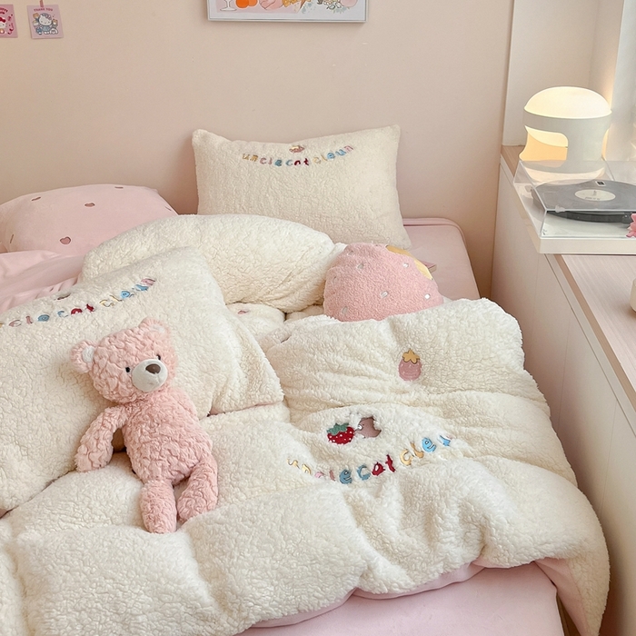 91家纺网 家纺一手货源 找家纺 （总）FORTWO家纺原创设计（FOR TWO家纺） 2025新款羊羔绒绣花四件套-草莓果果