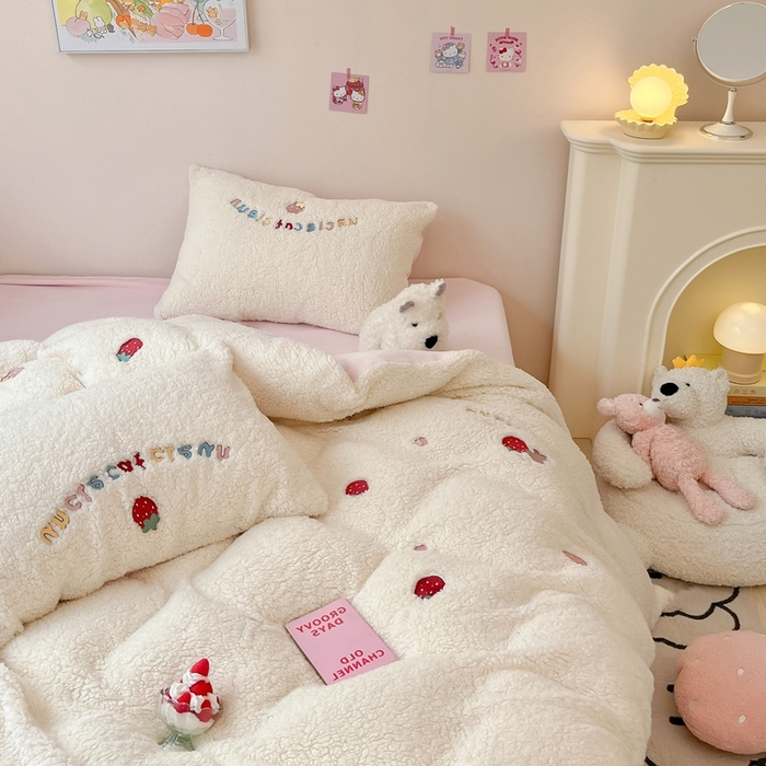 91家纺网 家纺一手货源 找家纺 （总）FORTWO家纺原创设计（FOR TWO家纺） 2025新款羊羔绒绣花四件套-草莓果果