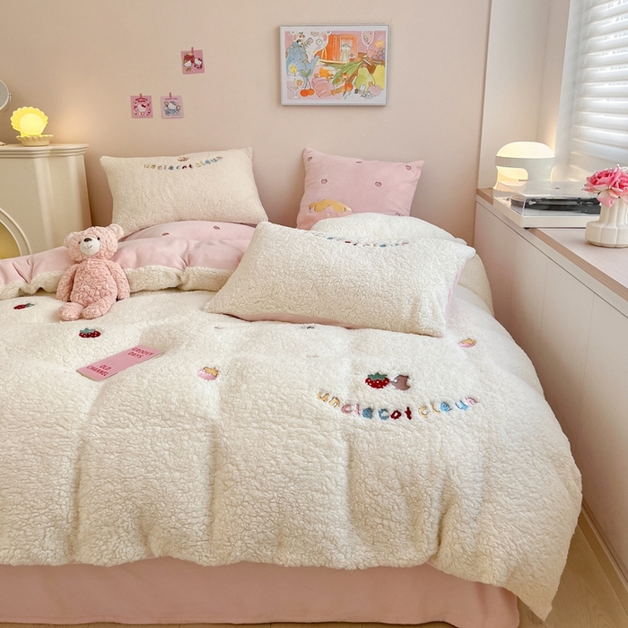 91家纺网 家纺一手货源 找家纺 （总）FORTWO家纺原创设计（FOR TWO家纺） 2025新款羊羔绒绣花四件套-草莓果果