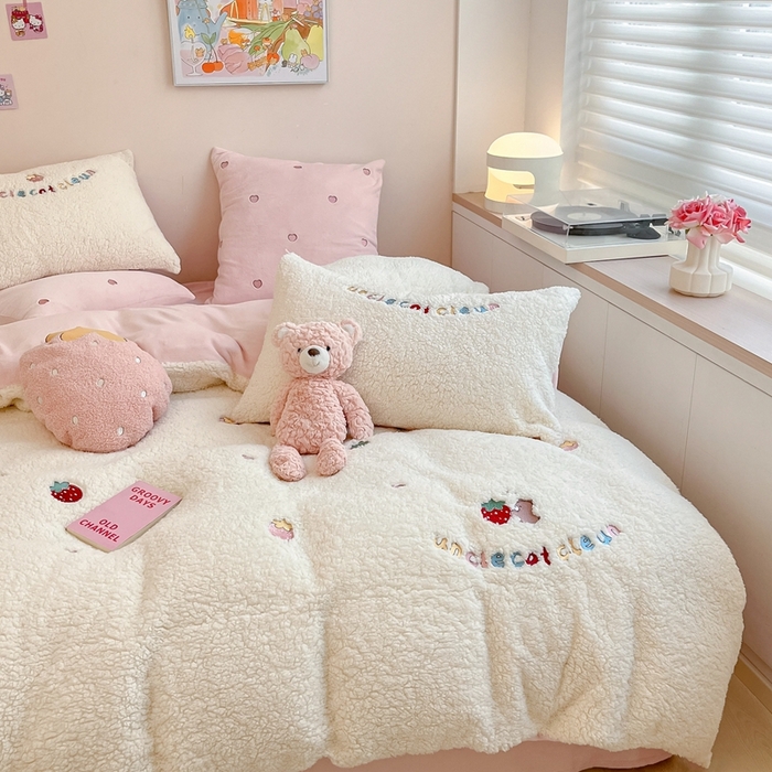 91家纺网 家纺一手货源 找家纺 （总）FORTWO家纺原创设计（FOR TWO家纺） 2025新款羊羔绒绣花四件套-草莓果果