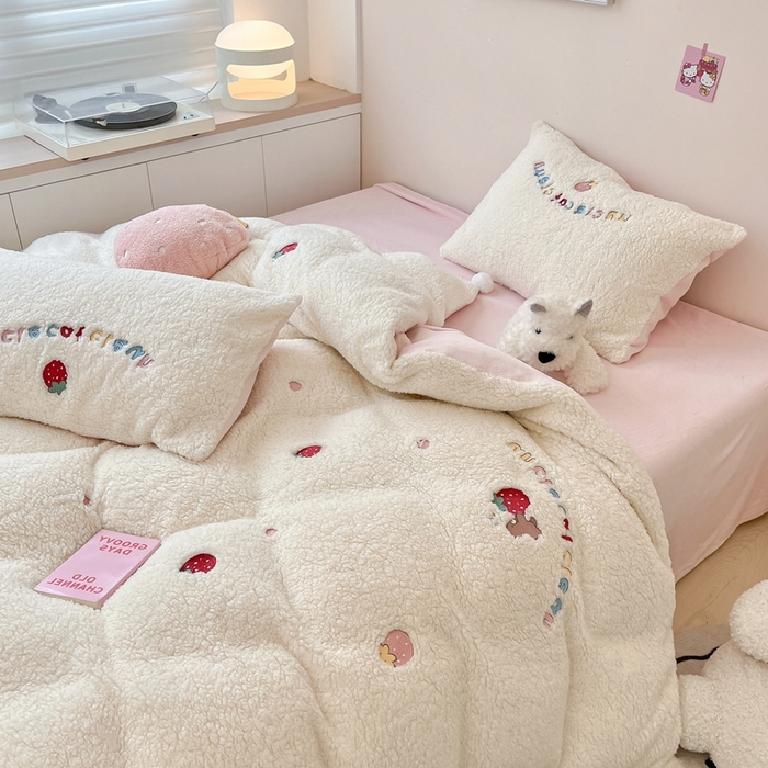 91家纺网 家纺一手货源 找家纺 （总）FORTWO家纺原创设计（FOR TWO家纺） 2025新款羊羔绒绣花四件套-草莓果果