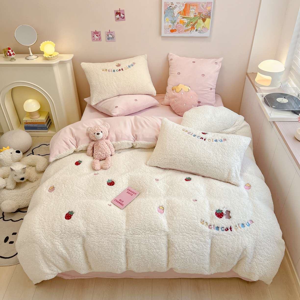 91家纺网 家纺一手货源 找家纺 （总）FORTWO家纺原创设计（FOR TWO家纺） 2025新款羊羔绒绣花四件套-草莓果果