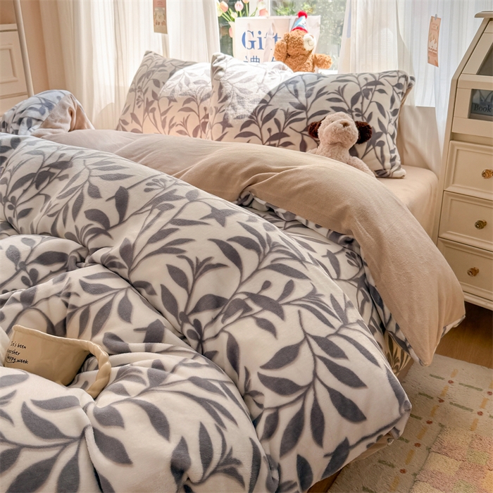 91家纺网 家纺一手货源 找家纺 艾特你 2025新款全工艺200克牛奶绒四件套 花间集