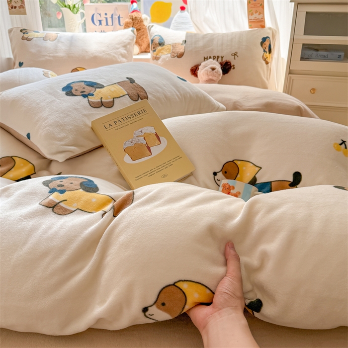 91家纺网 家纺一手货源 找家纺 艾特你 2025新款全工艺200克牛奶绒四件套 巴迪狗