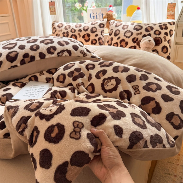 91家纺网 家纺一手货源 找家纺 艾特你 2025新款全工艺200克牛奶绒四件套 豹纹公主