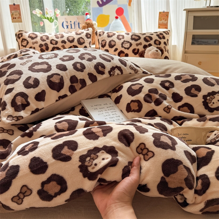 91家纺网 家纺一手货源 找家纺 艾特你 2025新款全工艺200克牛奶绒四件套 豹纹公主