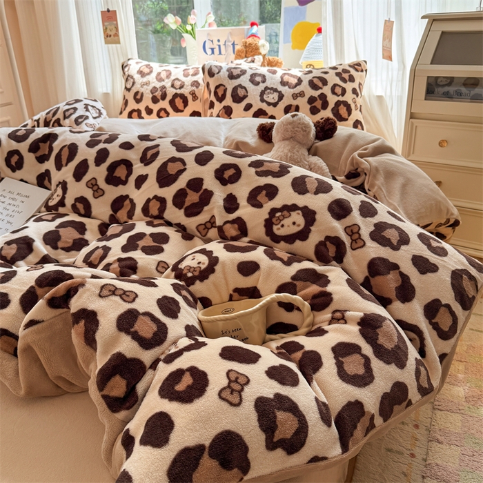 91家纺网 家纺一手货源 找家纺 艾特你 2025新款全工艺200克牛奶绒四件套 豹纹公主