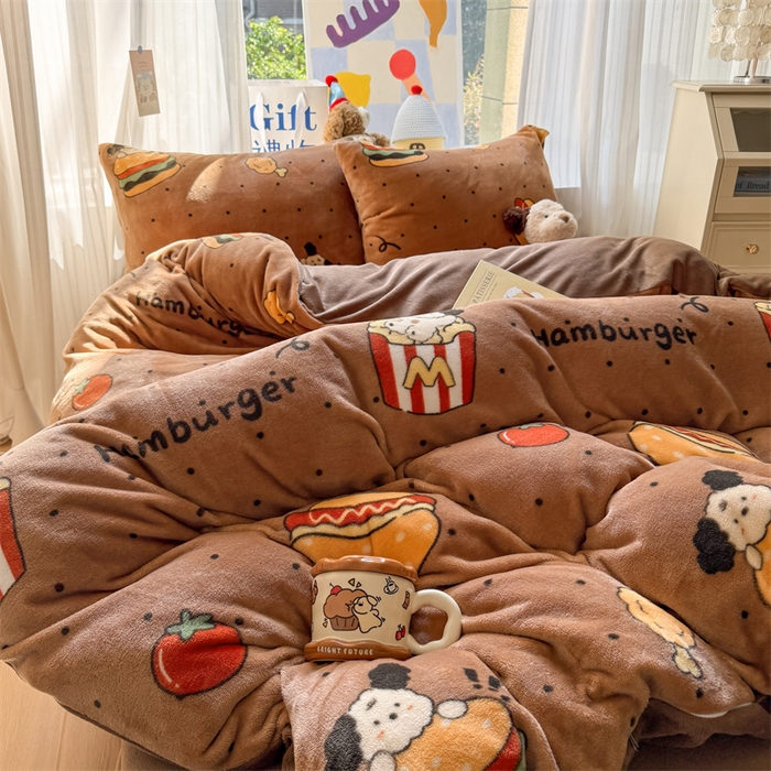 91家纺网 家纺一手货源 找家纺 艾特你 2025新款全工艺200克牛奶绒四件套 汉堡狗