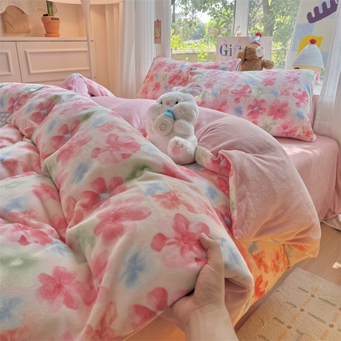 91家纺网 家纺一手货源 找家纺 艾特你 2025新款全工艺200克牛奶绒四件套 花海