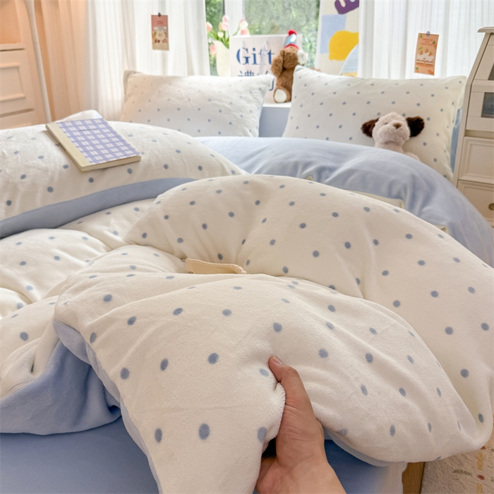 91家纺网 家纺一手货源 找家纺 艾特你 2025新款全工艺200克牛奶绒四件套 简约天蓝